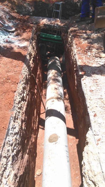 Storm water connection with road crossing